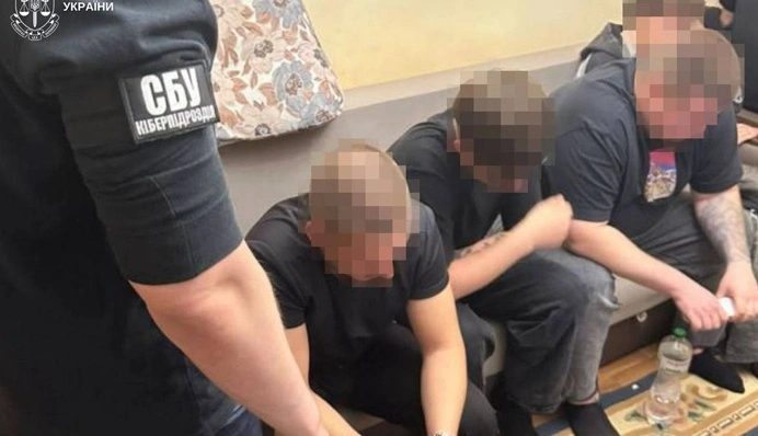 В Україні вперше оголосили підозру за створення шахрайського кол-центру: фігуранти прикидалися жінками в соцмережах