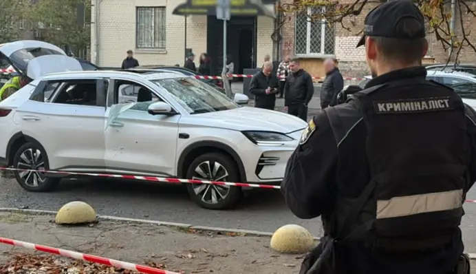 В Печерском районе Киева взорвался электромобиль, пострадал водитель