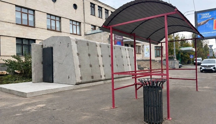 У Києві облаштовують перше мобільне укриття біля зупинки громадського транспорту