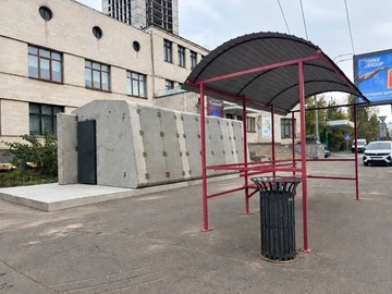 В Киеве обустраивают первое мобильное укрытие возле остановки общественного транспорта