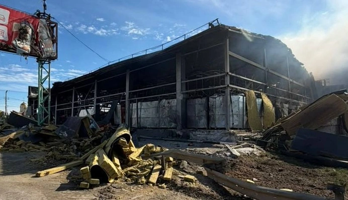 Удар по супермаркету на Одещині: ДСНС ліквідовує пожежу, 4 осіб постраждали