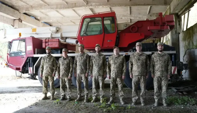 Дев’ять пікапів на понад 9 млн грн: "Сталевий фронт" Ріната Ахметова передав нову партію автомобілів 157-й ОМБр