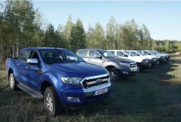 Дев’ять пікапів на понад 9 млн грн: "Сталевий фронт" Ріната Ахметова передав нову партію автомобілів 157-й ОМБр