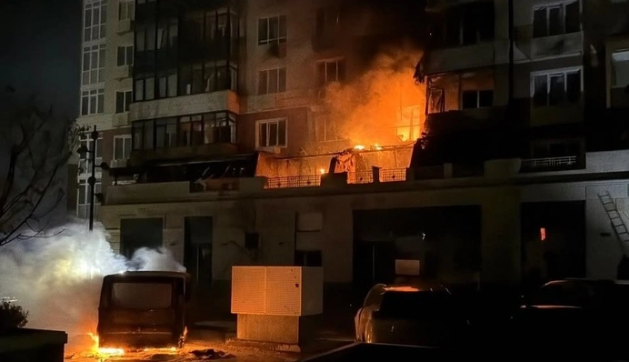 Российский дрон упал на многоэтажку в Умани: есть пятеро пострадавших