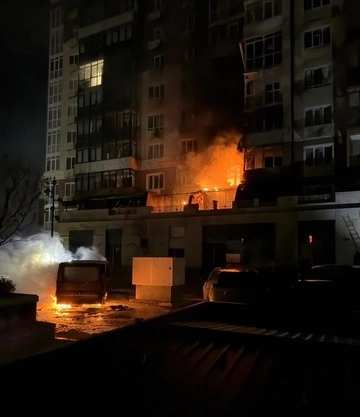 Российский дрон упал на многоэтажку в Умани: есть пятеро пострадавших