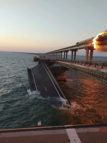 Росія посилює охорону Кримського мосту після українських атак — ВМС