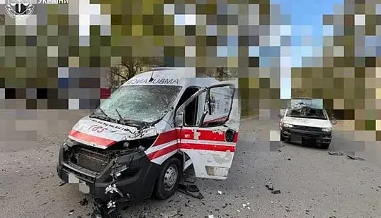 Авиаудар по Херсону: пострадала семья с младенцем, погиб водитель скорой