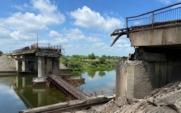 ВСУ поразили железнодорожный мост в Брянской области РФ и составы российской армии
