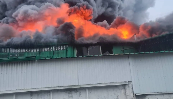 Російський удар по підприємству на Волині спричинив масштабну пожежу