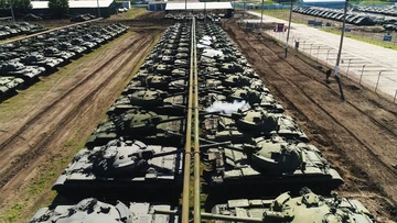 РФ начала пополнять опустевшие базы хранения военной техники у границ НАТО — TMT