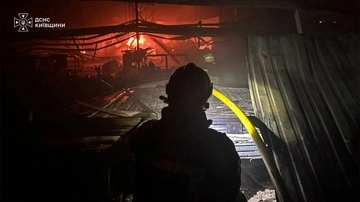 Російські війська влучили у складську будівлю на Київщині – троє загиблих і шестеро постраждалих
