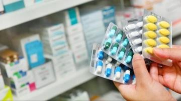 Ліки в Україні можуть подорожчати через удари РФ по складах - експертка