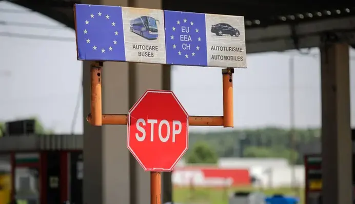 Росіяни й надалі зможуть їздити до ЄС? Чому країни не підтримали візову заборону