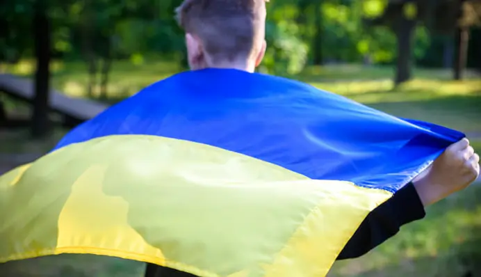 Українцям за кордоном пояснили, що зміниться після 18-річчя дитини