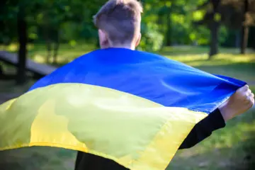 Украинцам за рубежом объяснили, что изменится после того, как ребенку исполнится 18 лет