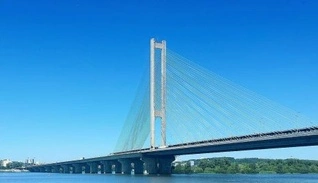 У Києві після російського обстрілу посилюють захист мостів і встановлюють мобільні укриття: деталі
