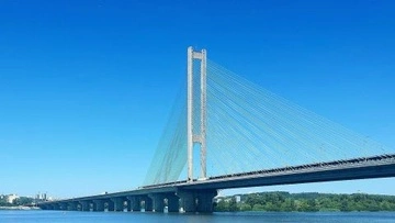 В Киеве после российских обстрелов усиливают защиту мостов и устанавливают мобильные укрытия: детали