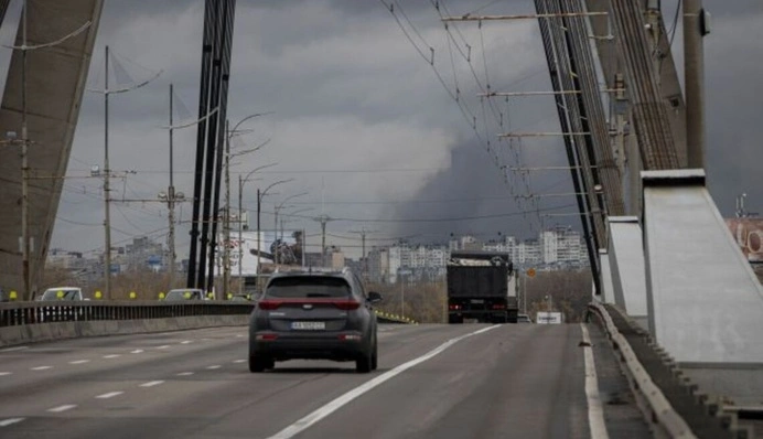 Росія атакує мости Києва, щоб паралізувати рух між берегами Дніпра — експерт