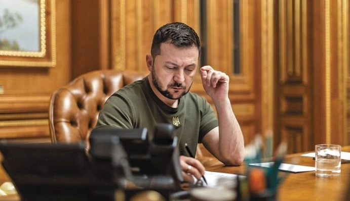 Зеленський підписав закони про ПДВ на посилки до 150 євро та "податок на OLX" - що зміниться