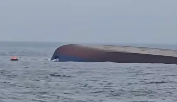 В результате инцидента с судном KHORYV погиб украинский моряк, четверо попали в больницу