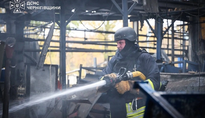 На Черниговщине из-за удара РФ по предприятию погиб мужчина, 18 пострадали