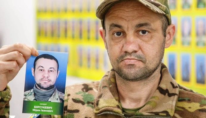 Прикордонник із Закарпаття після повернення з полону зняв своє фото з меморіальної дошки