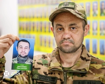 Прикордонник із Закарпаття після повернення з полону зняв своє фото з меморіальної дошки