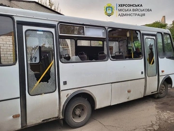 У лікарні Херсона помер чоловік, поранений внаслідок удару по маршрутці