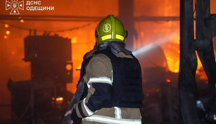 Россия дважды атаковала спасателей во время тушения пожара в Одесской области