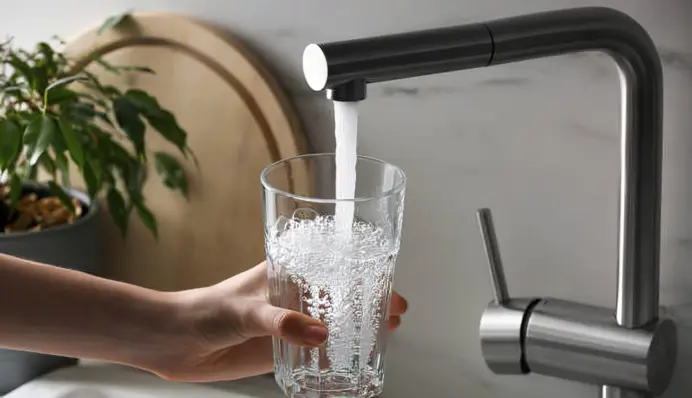 В Украине вода подорожала почти на 88% за год: как изменились тарифы на коммуналку