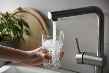 В Украине вода подорожала почти на 88% за год: как изменились тарифы на коммуналку