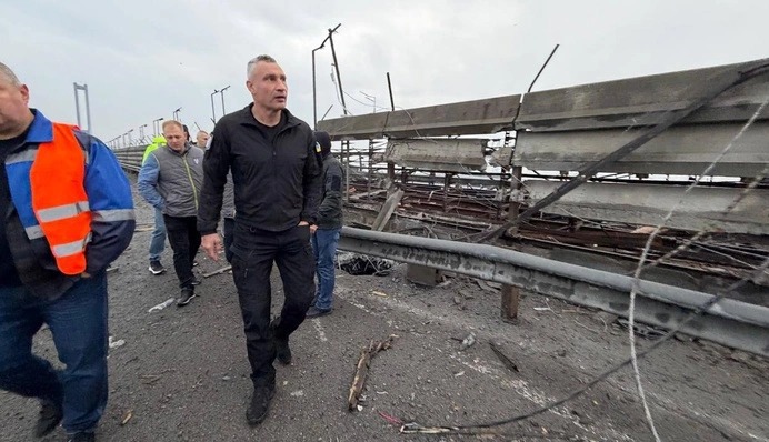 Кличко показал последствия удара по Южному мосту в Киеве: движение перекрыли