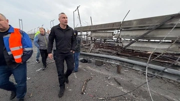 Кличко показал последствия удара по Южному мосту в Киеве: движение перекрыли
