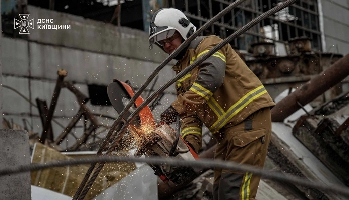 Ліквідація наслідків атак на Київщині: до робіт долучилися верхолази ДСНС з трьох регіонів