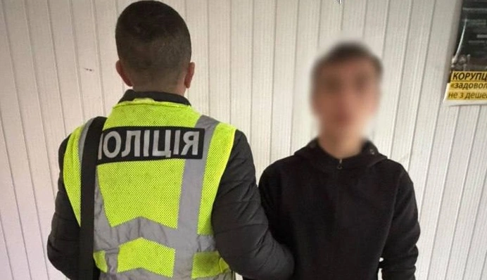 У Києві підліток вкрав авто у військовослужбовця під час ракетного удару та потрапив у ДТП