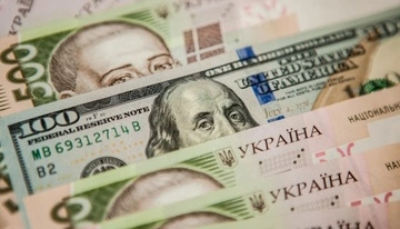 Рост доллара обесценивает доходы украинцев: экономист о политике НБУ