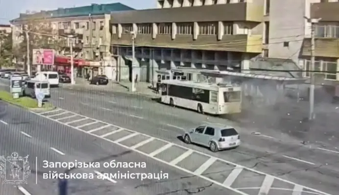 У Запоріжжі росіяни атакували муніципальний автобус: постраждали четверо людей