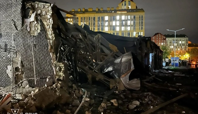 Дарницький район Києва охопили пожежі після атаки: горіли склади та покрівля споруди – фото