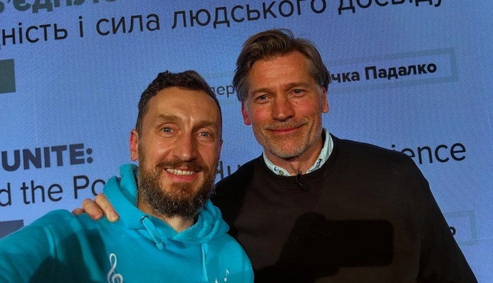 Звезда "Игры престолов" помог ветерану на спектакле в Киеве: видео