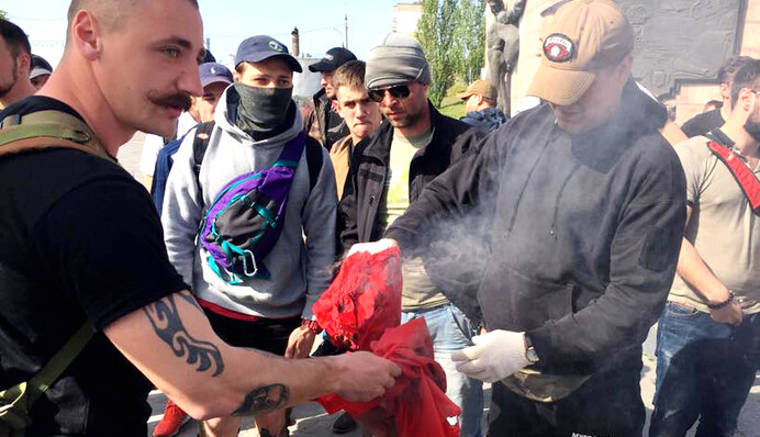 Взрывчатка, потасовки и сожженные флаги коммунистов: как Украина отмечает Первомай