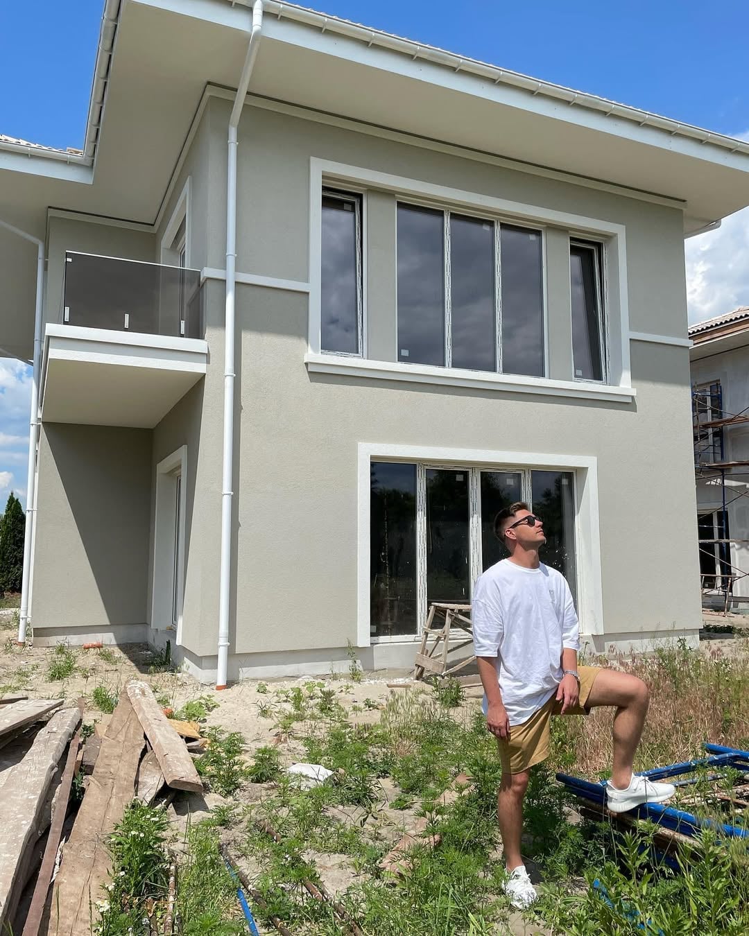 Владимир Остапчук возле дома в июне 2022 года