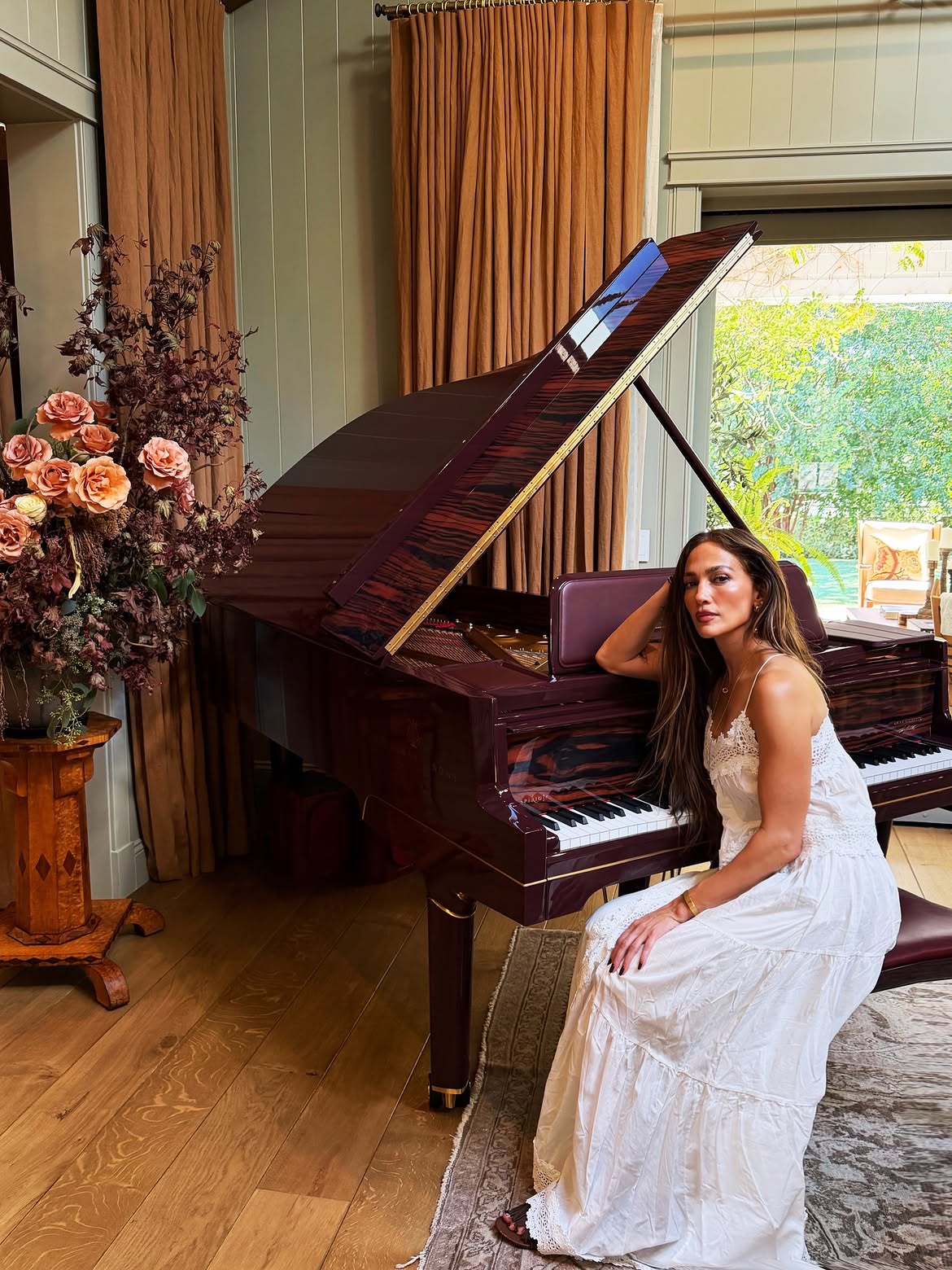 instagram.com/jlo