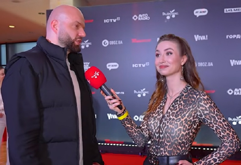 Слава Демин во время разговора