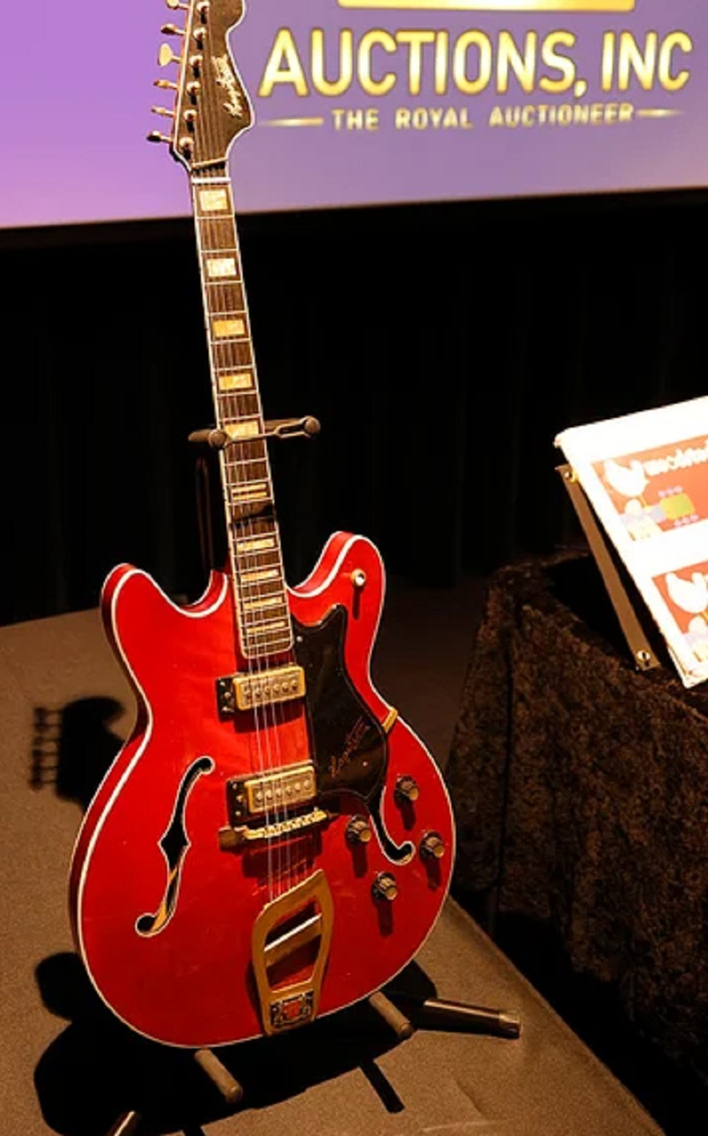 Красная гитара Hagstrom Viking II с перламутровыми вставками.