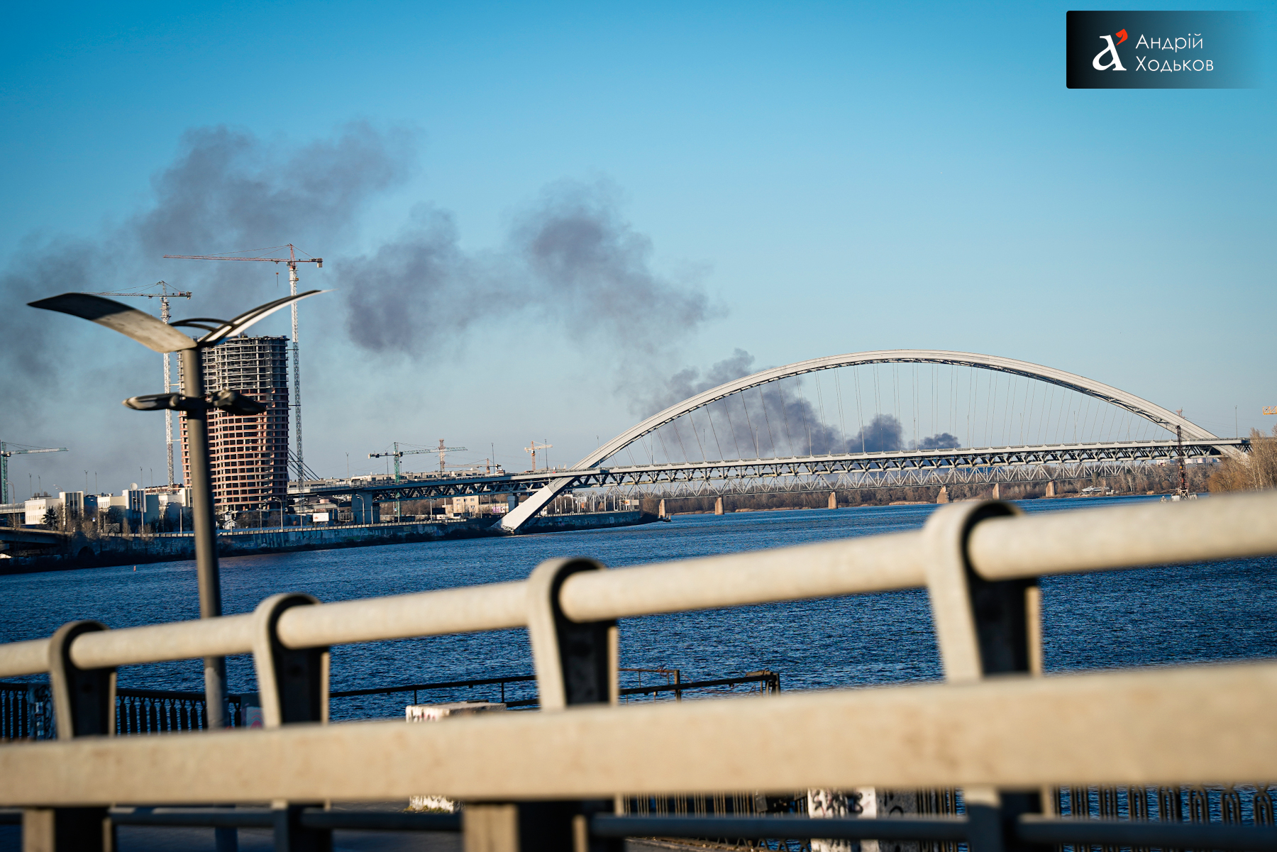 Дым над Киевом от масштабного пожара в селе Погребы