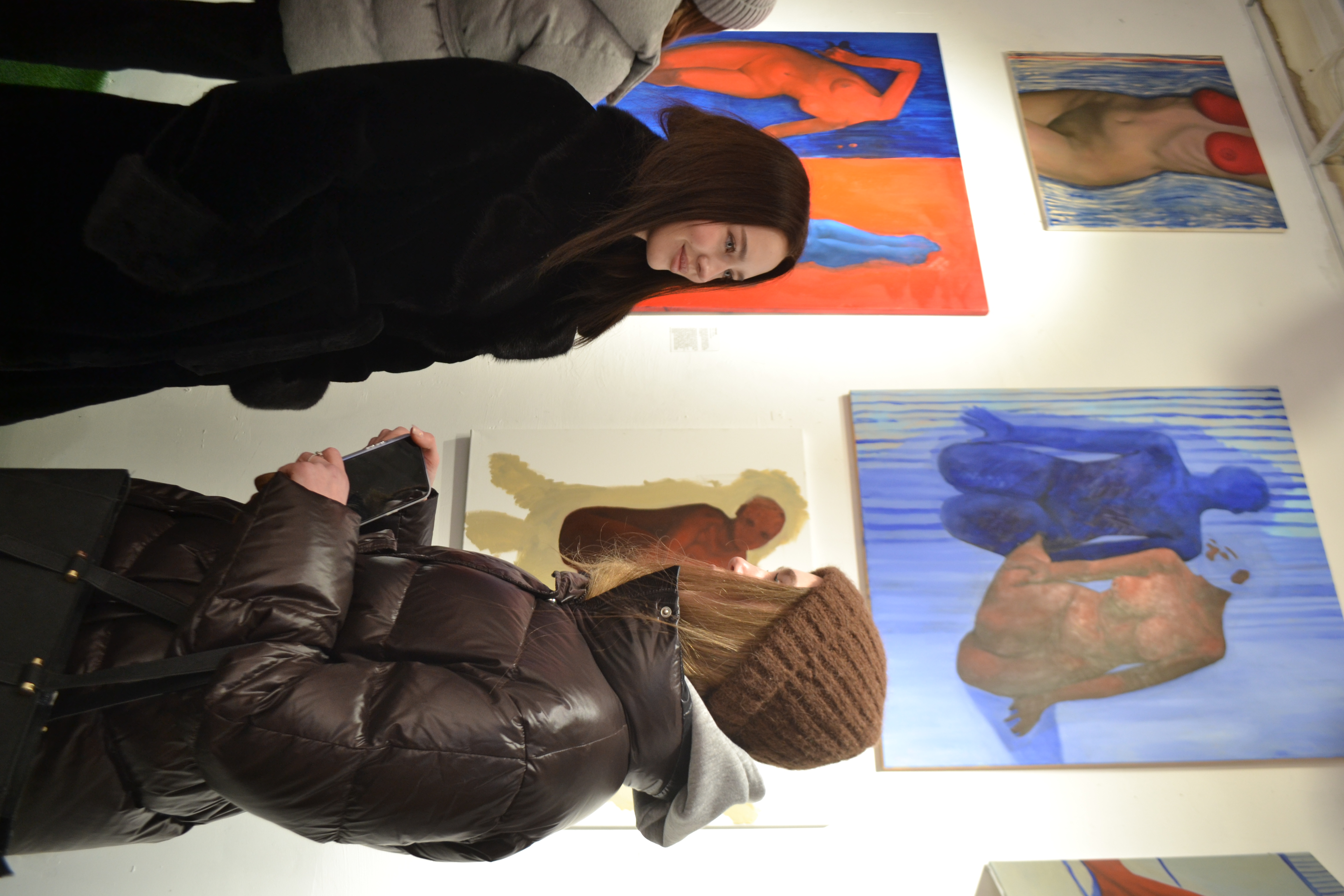 Анна Рост (слева) на экспозиции