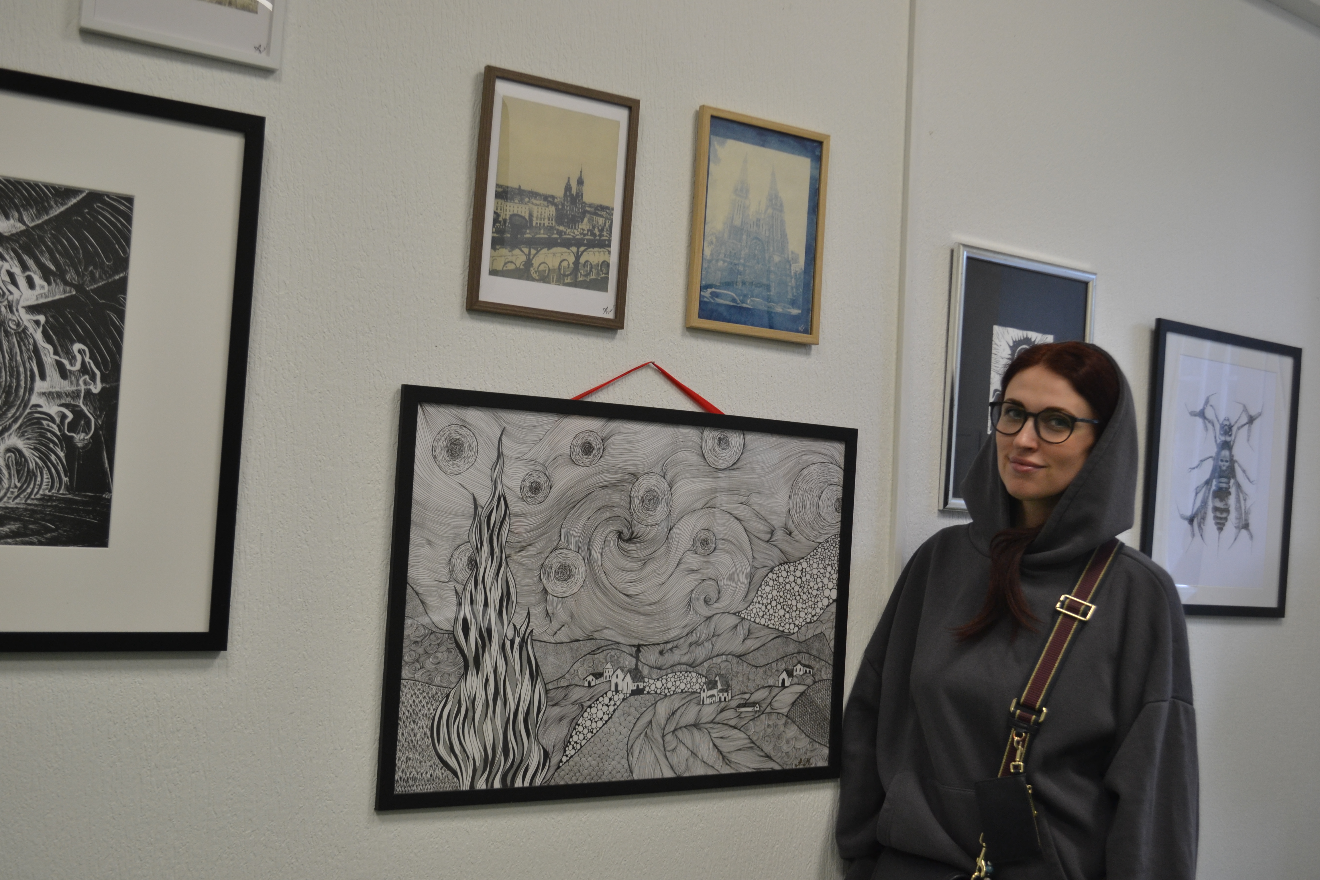 Анна Марс возле своей работы