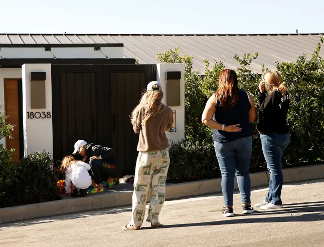 Поклонники Мэттью Перри собрались, чтобы почтить память и оставить цветы у дома актера