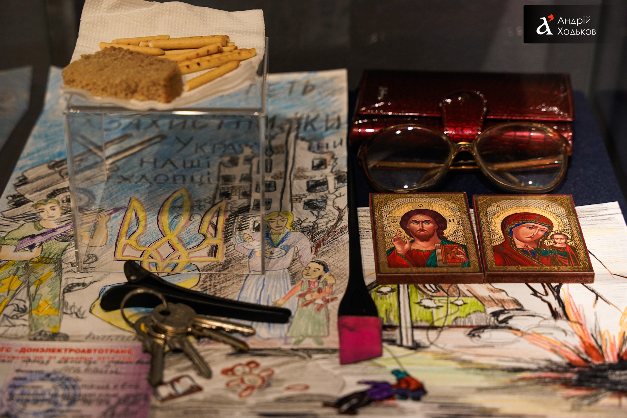 Часть экспозиции с оберегами военных