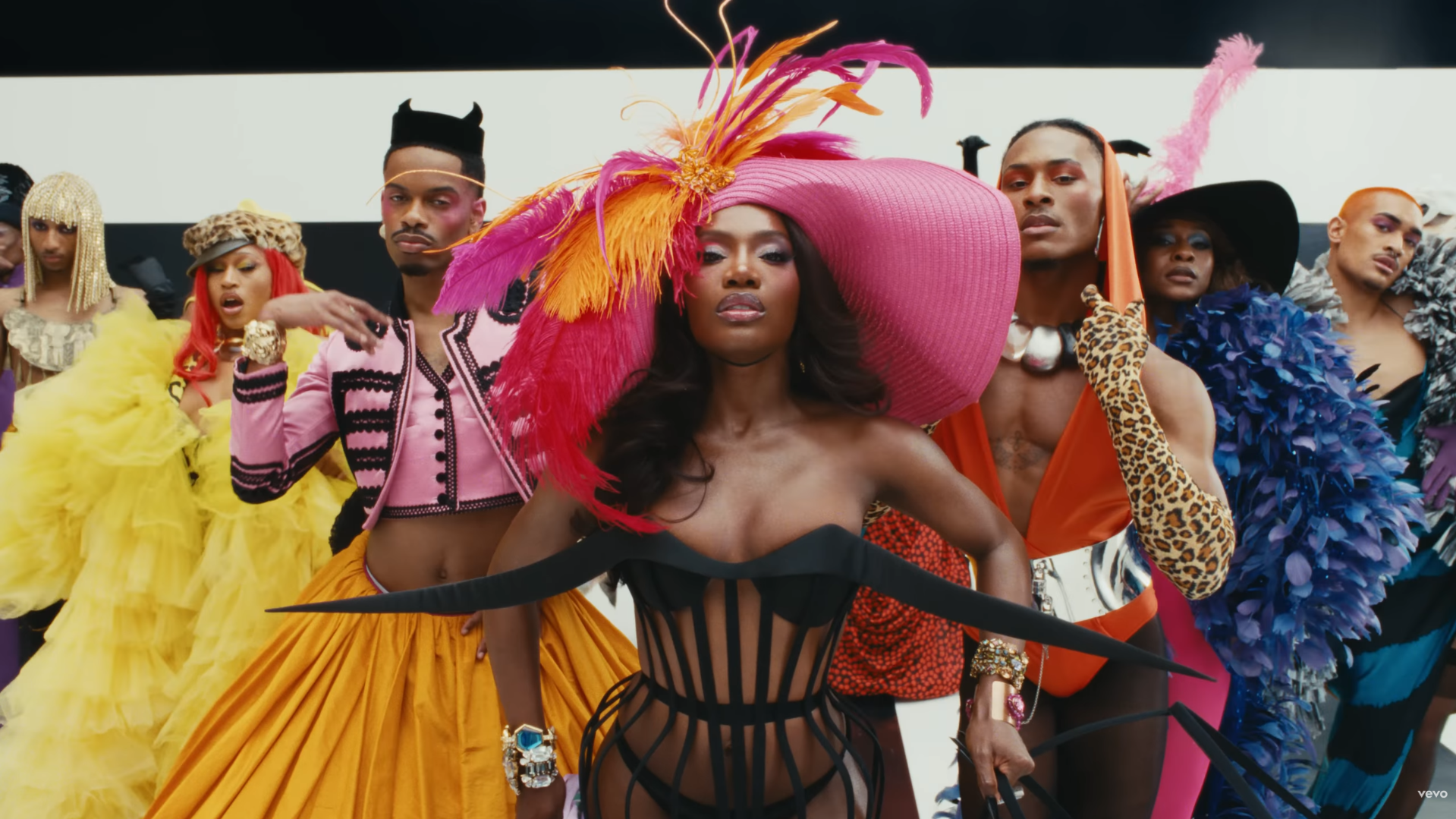 Doechii (по центру) в клипе